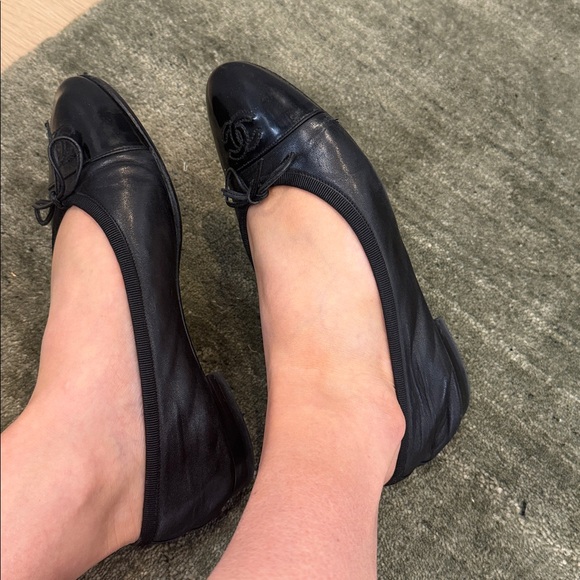 CHANEL Black Lambskin Ballet Flats with Patent Toe and CC Medallion - Picture 4 of 10